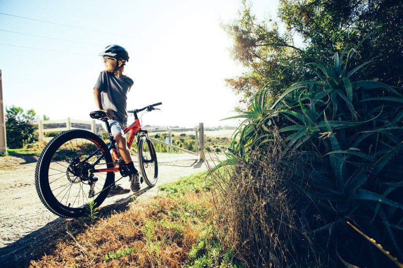 Mua xe đạp học sinh nam cho con nên mua xe giá bao nhiêu?