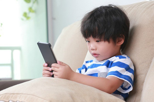 Liệu có nên cho trẻ nhỏ chơi game không ? Tác hại và lợi ích của game