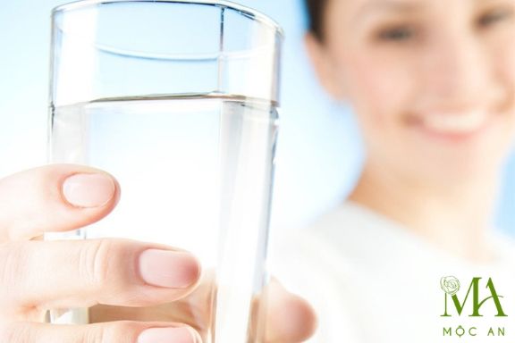 Uống đủ nước rất tốt cho sức khỏe và giúp giảm thiểu hiện tượng khô môi