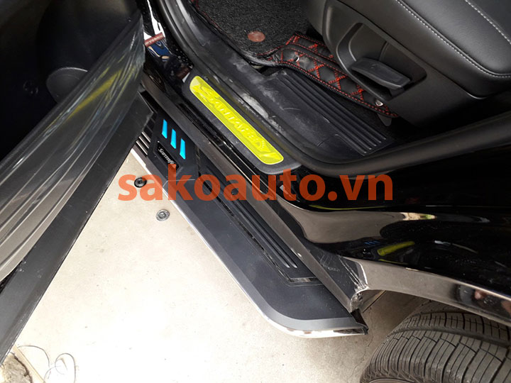 bậc dẫm chân santafe 2019