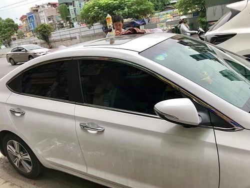 viền chân kính accent 2019