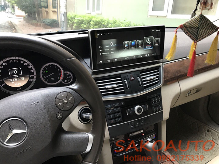 màn hình xe mercedes 2015