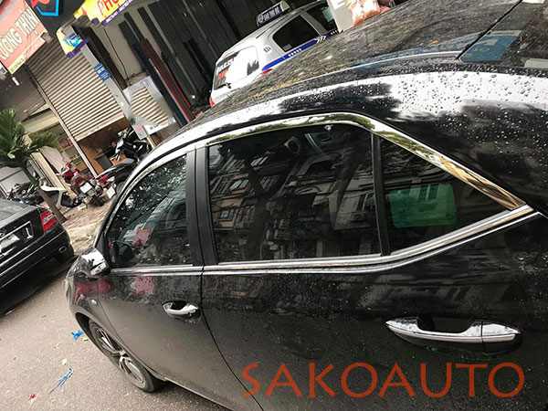 viền cong kính altis 2019