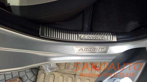 ốp bậc trong hyundai accent