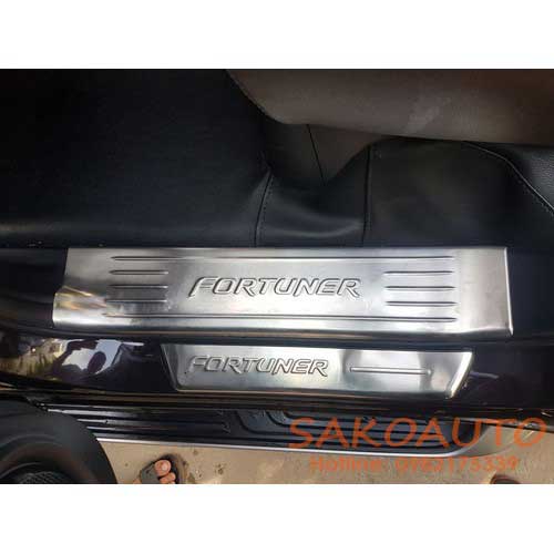 ốp bậc trong fortuner 2019