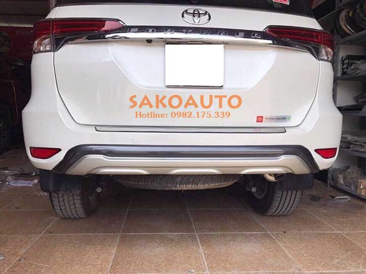 ốp cản sau fortuner 2019