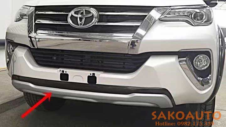 cản ốp phía trước xe fortuner 2019