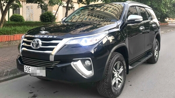 Toyota Fortuner 2.4G MT 4x2 2017 màu đen đi 3 vạn km