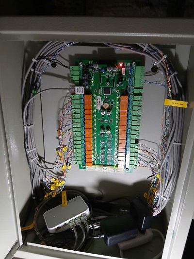 Thi công lắp đặt bo mạch phân tầng thang máy 32 kênh tại thang máy chung cư