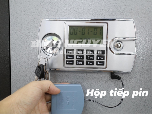 Vị trí cắm hộp tiếp pin két sắt