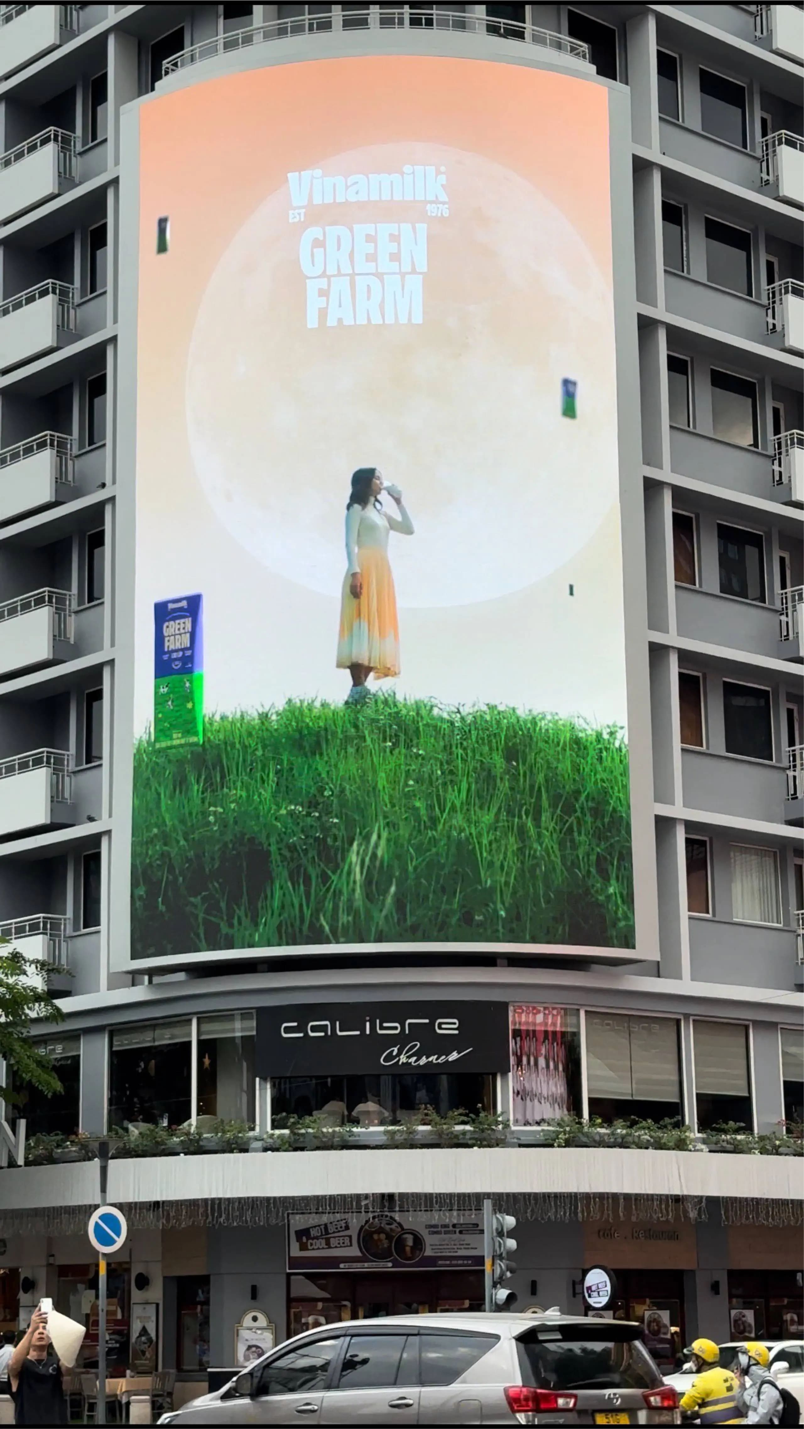 Màn hình cong của Vinamilk - Phố đi bộ Nguyễn Huệ