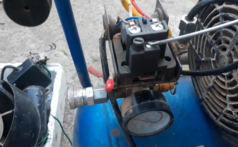 Cách điều chỉnh công tắc áp suất máy nén khí