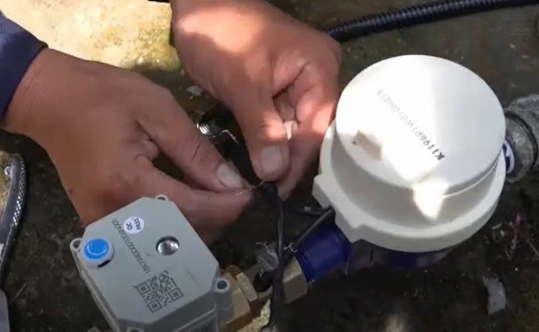 Tác động trực tiếp vào đồng hồ nước