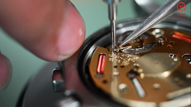 Tác động lên kim đồng hồ làm đồng hồ nước chạy chậm