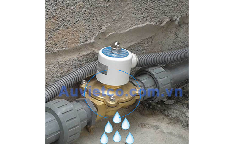 Van bị rò rỉ nước ra bên ngoài