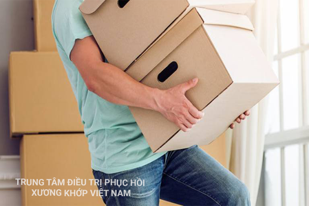 Đau thần kinh tọa do lao động quá sức, sau khi mang vác vật nặng, bị ngã…