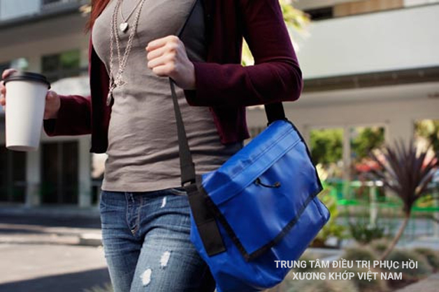Mang túi xách, xách đồ thường xuyên lâu ngày gây đau lưng