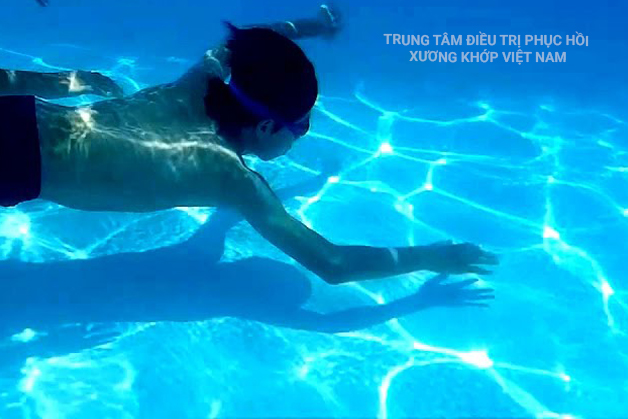 Tập nhảy, lặn và bơi trong nước