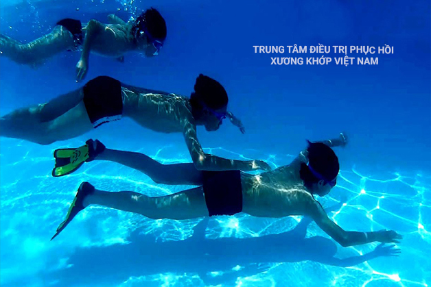 Tập nhảy, lặn và bơi trong nước