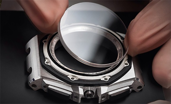 thay-mat-kinh-dong-ho-armani-chinh-hang