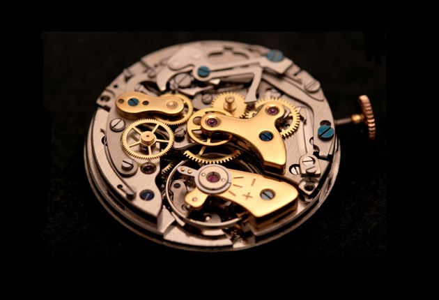 sua-chua-lau-dau-may-dong-ho-co-tu-dong-automatic-emporio-armani-tai-trung-tam-bao-hanh-armani