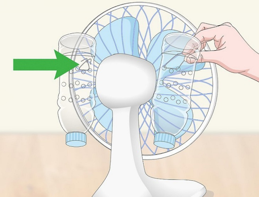 Buộc cố định 2 chai nước nhựa phía sau quạt