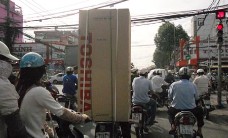 Cách chở tủ lạnh bằng xe máy an toàn