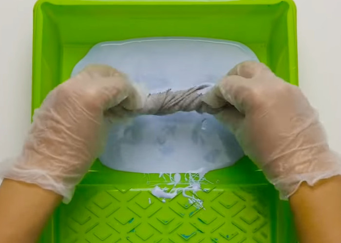 Cham bot de loai bo son thua tren manh vai