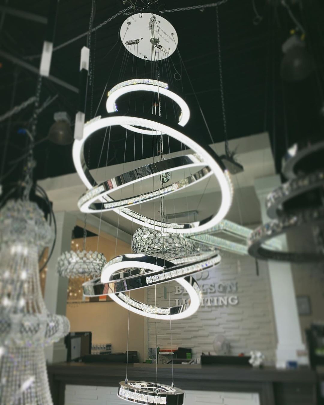 Mot thiet ke den chum cho phong khach long lay