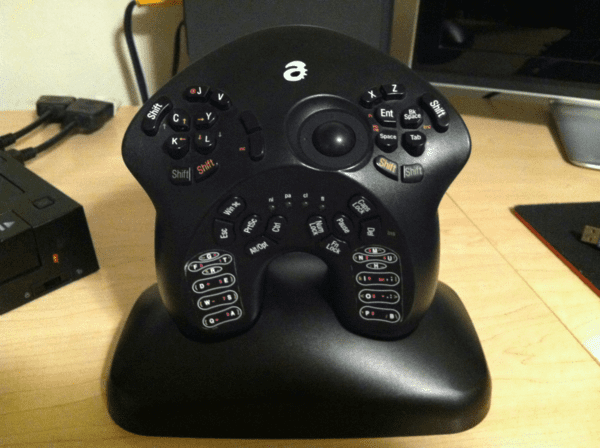 Bàn phím cầm tay có thiết kế như tay cầm chơi game