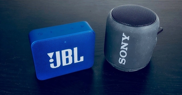 Cả JBL và Sony đều là những chiếc loa chất lượng