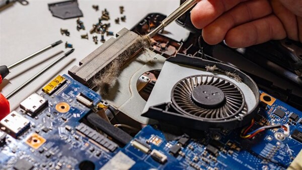 Cần vệ sinh laptop định kỳ để loại bỏ bụi bẩn