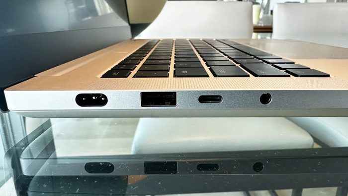 Cổng kết nối bên trái laptop