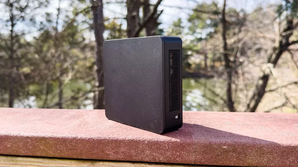 Intel NUC 12 Pro có thiết kế đơn giản