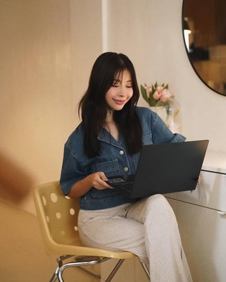 laptop AI với thời lượng pin lớn