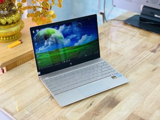 Laptop được xem là quà Valentine thiết thực cho các cặp đôi