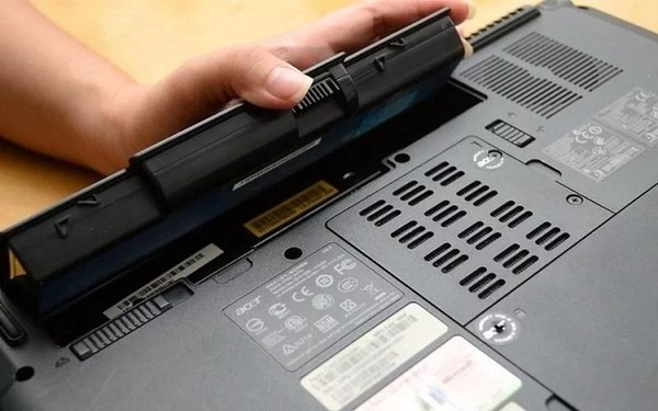 Lỗi pin là một trong những nguyên nhân khiến laptop không lên nguồn