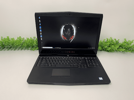 Màn hình hiển thị rộng rãi của laptop Dell Alienware