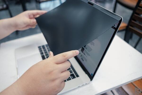 Miếng dán màn hình giúp hạn chế vết dơ, bong tróc