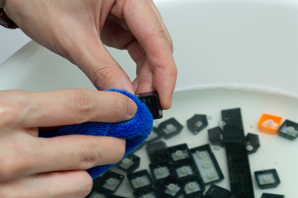 Ngâm keycap trong dung dịch để đánh bay mọi vết bẩn cứng đầu