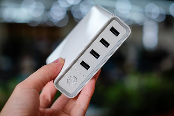 Pin sạc dự phòng cũng là món quà có giá thành vừa phải cho dịp Tết