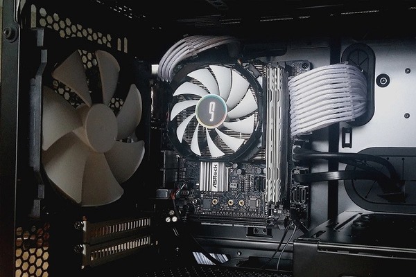 Quạt tản nhiệt giúp giảm nhiệt lượng toả ra từ hệ thống máy tính