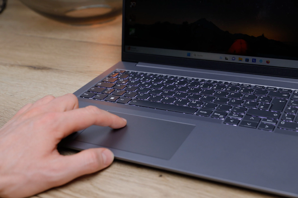 ThinkBook 16 G6 IRL ghi điểm với bàn phím sâu, touchpad chính xác