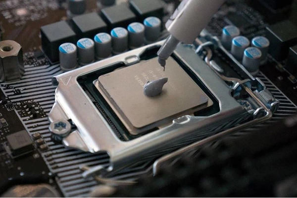 Thực hiện tra keo tản nhiệt cho CPU