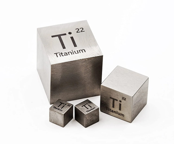 Titanium có màu trắng bạc và bề mặt sáng bóng