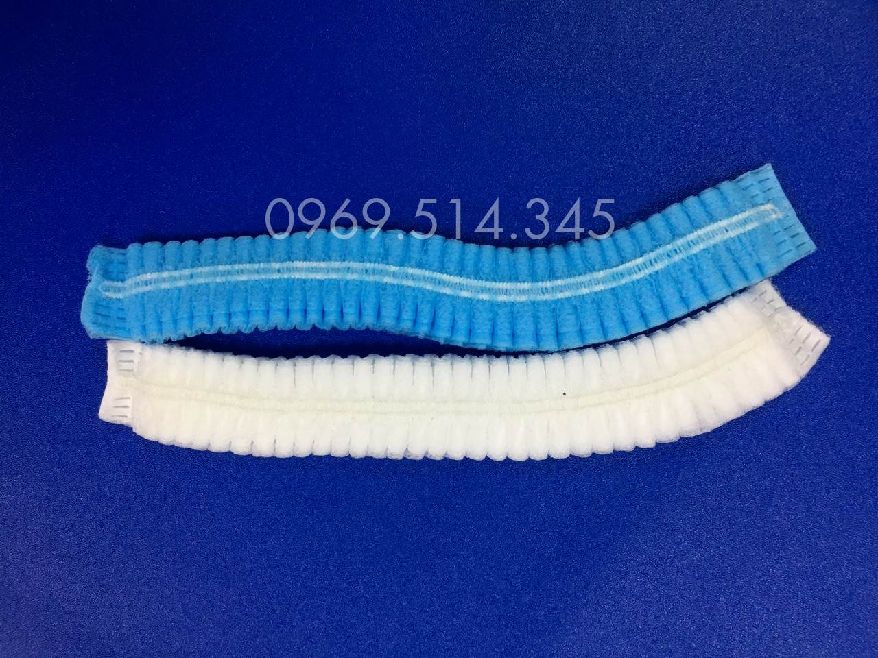 Mũ y tế màu xanh có thành phần chính là sợi polypropylene, dẻo dai và có độ bền cao