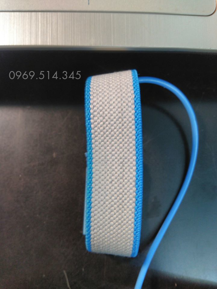 Chất liệu vải dù bền, không dễ đứt hay tuột khi va chạm