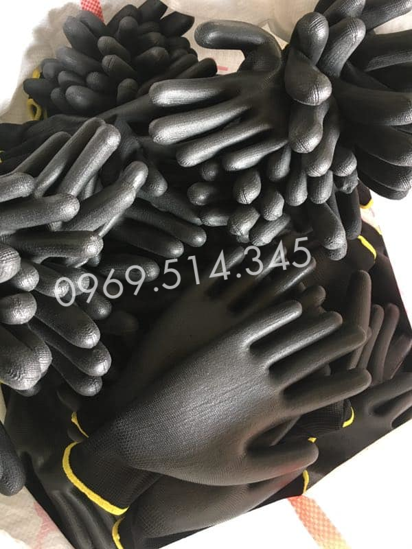 Bao tay nhám bàn tay màu đen trong môi trường phòng sạch