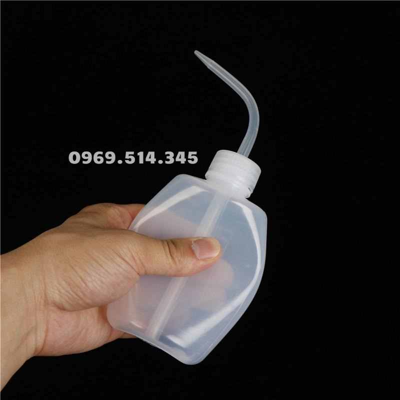 Bình PE tia nhựa từ nhựa dẻo dễ dàng bóp các chất lỏng bên trong, an toàn cho da tay người tiêu xài 