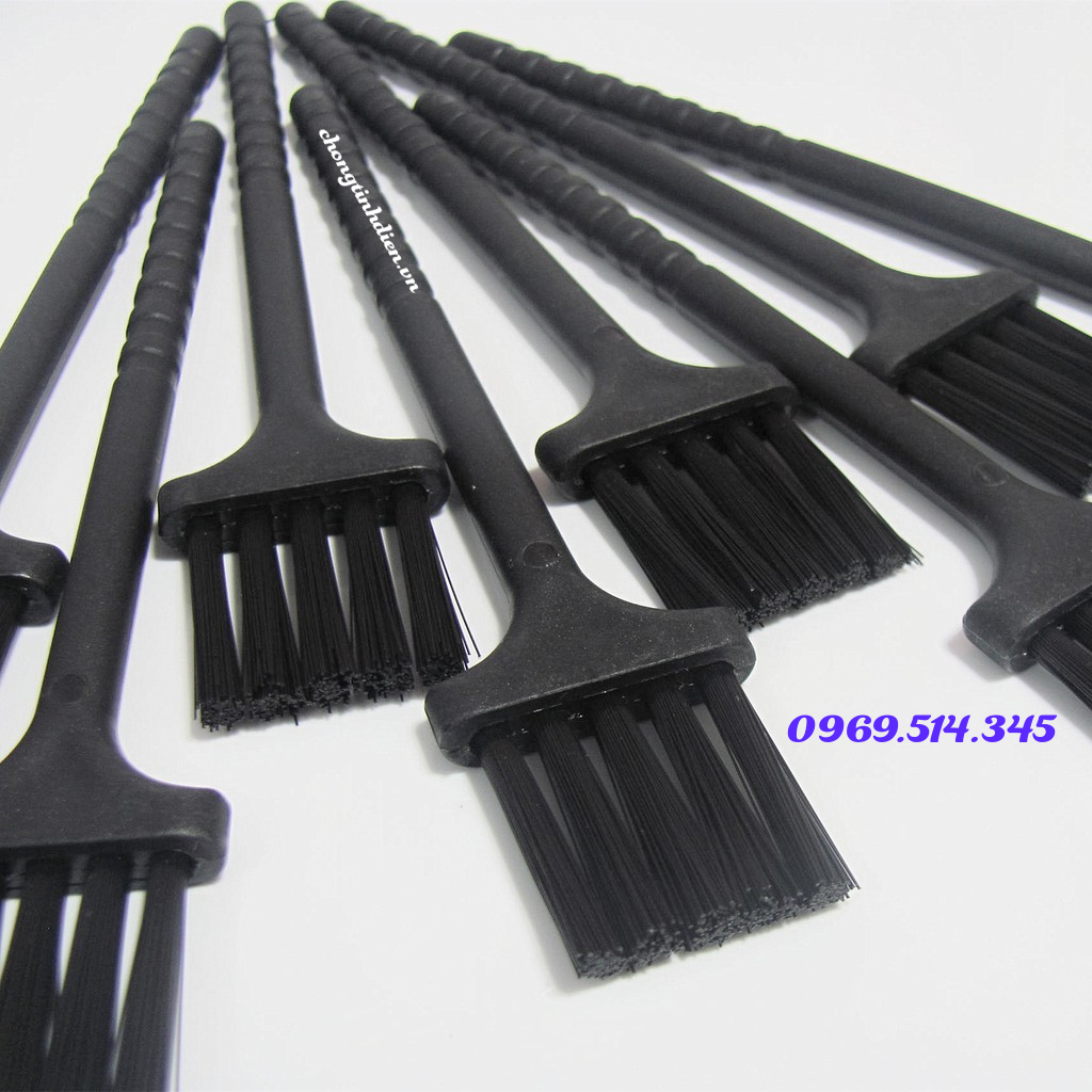 Lông của chổi rất mềm mại, có thể dễ dàng chải, chà trên các bề mặt linh kiện điện tử mà không sợ bị trầy xước, hư hỏng